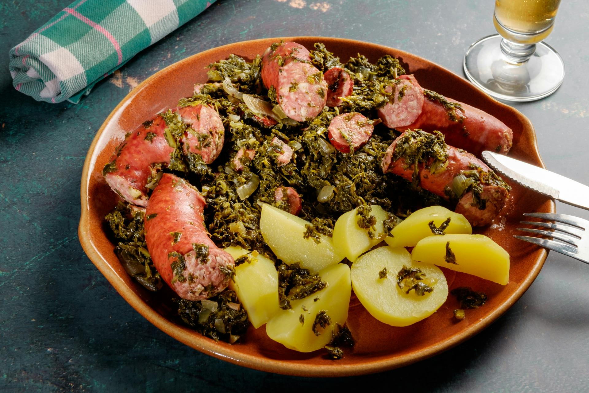 Bord met boerenkool met worst, spekjes, gebakken uitjes en room