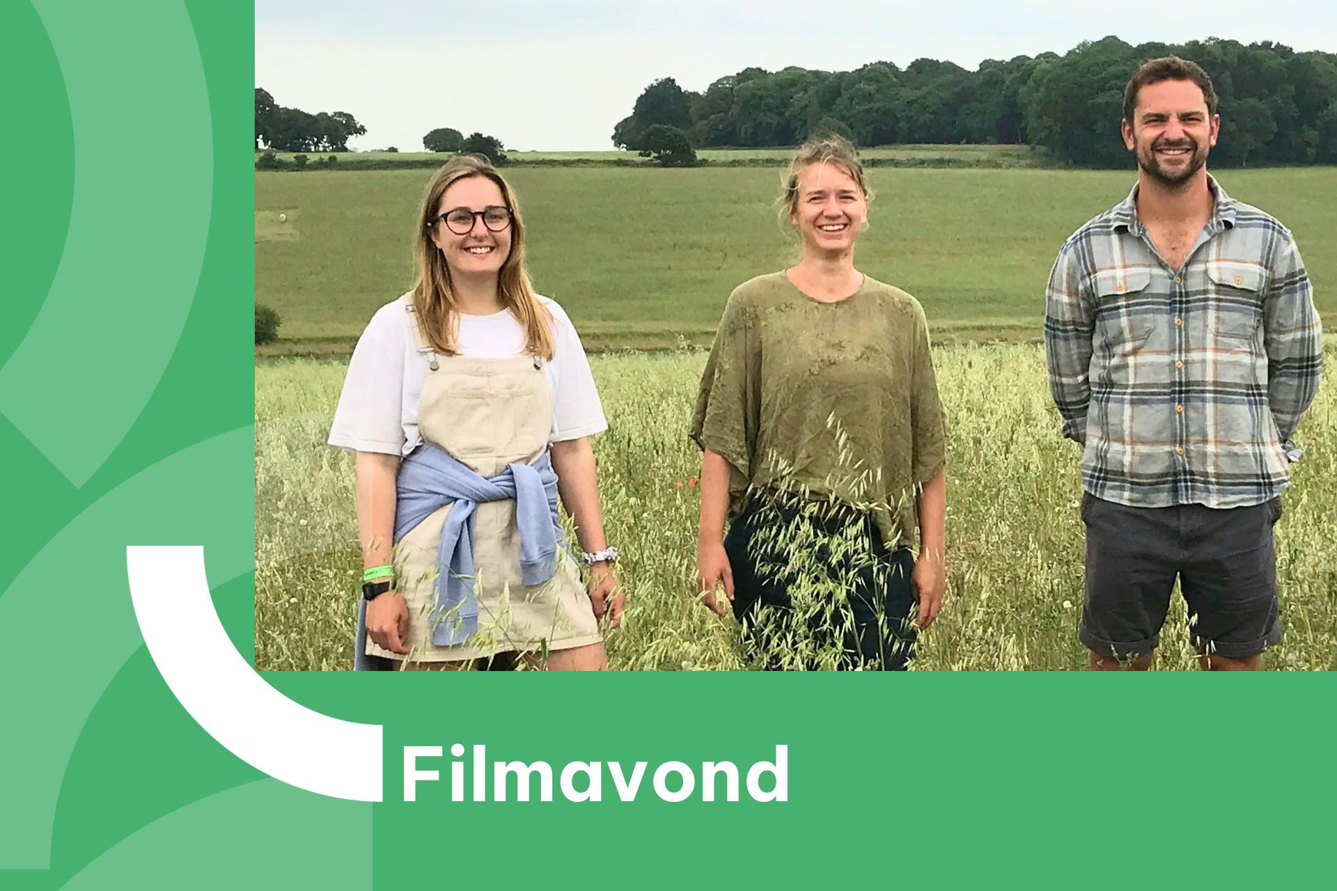 Banner met foto van de drie boeren uit film Six Inches of Soil