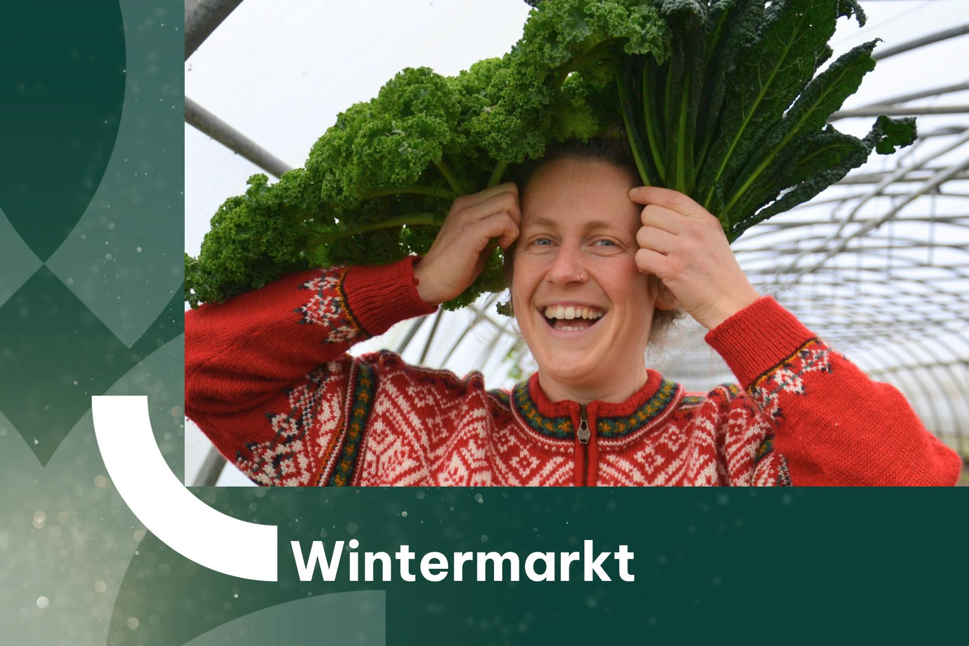 Banner met een foto van een boerin met winterse trui met boerenkool en palmkool op De Wassende Maan
