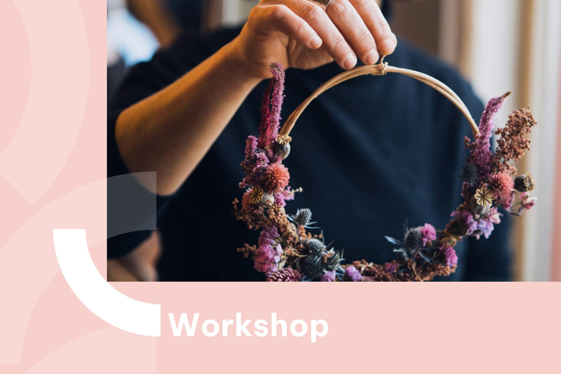 Banner met een foto van een deelnemer met een zelfgemaakte droogbloemenkrans