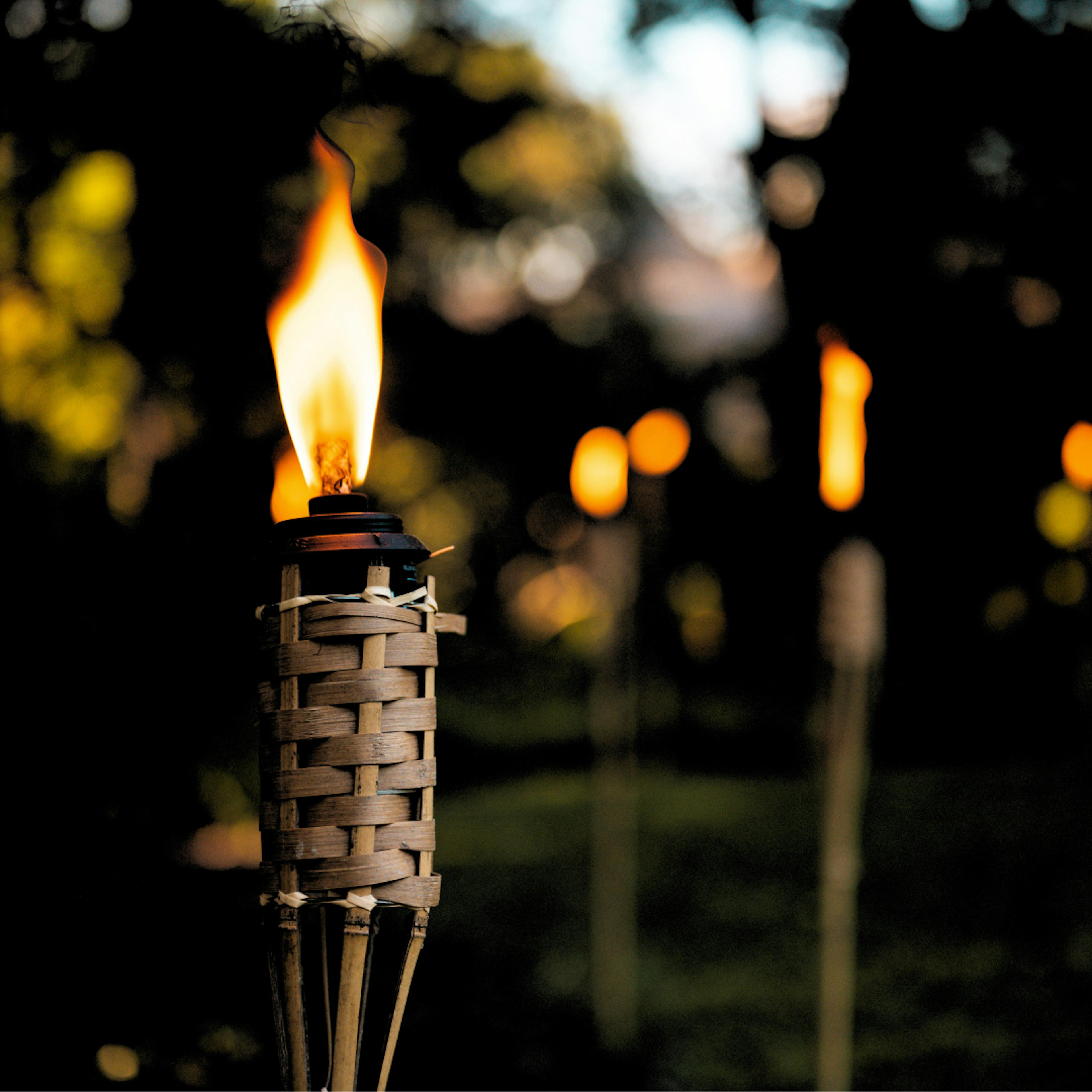 Foto van fakkels buiten in een tuin