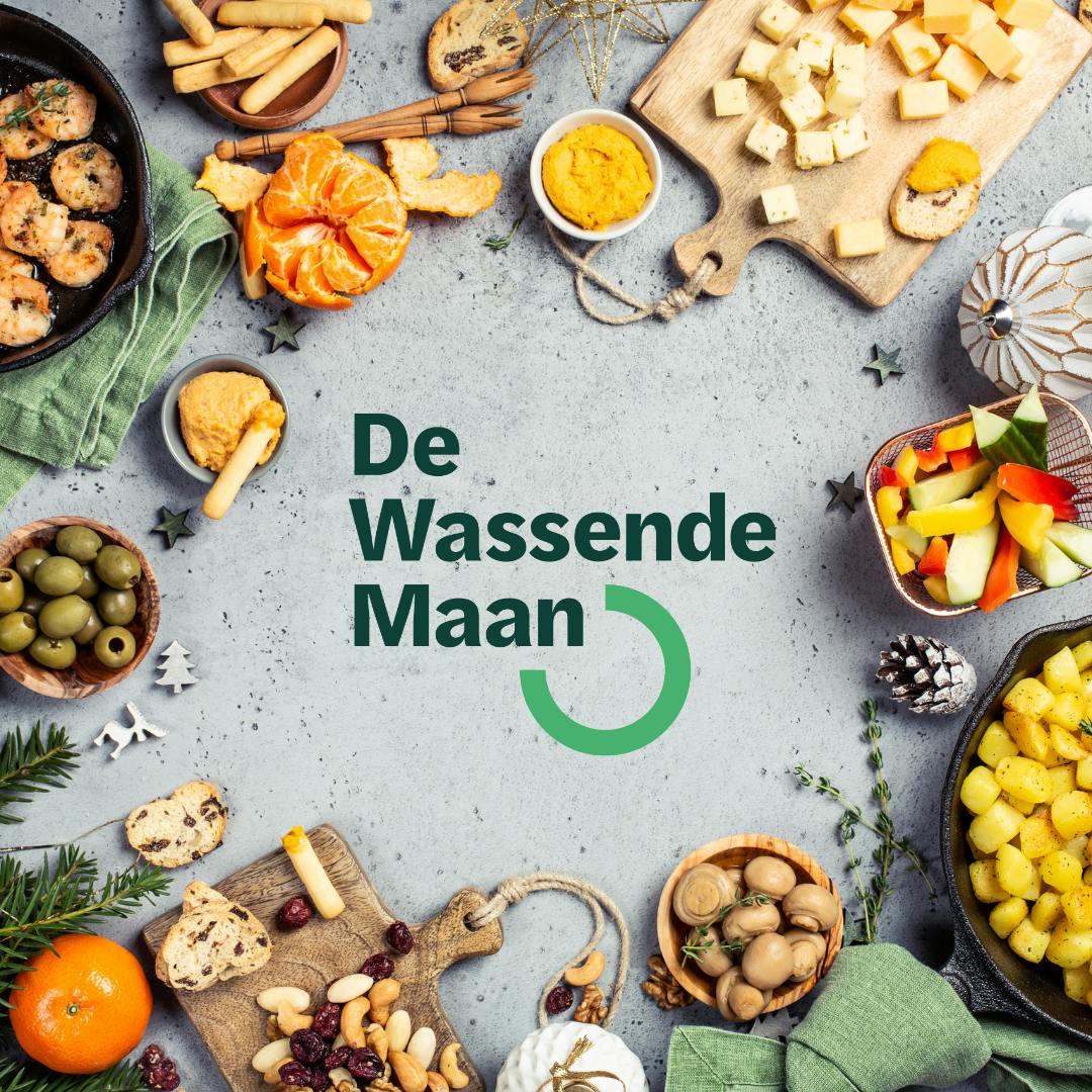 Foto van een feesttafel met in het midden het logo van De Wassende Maan