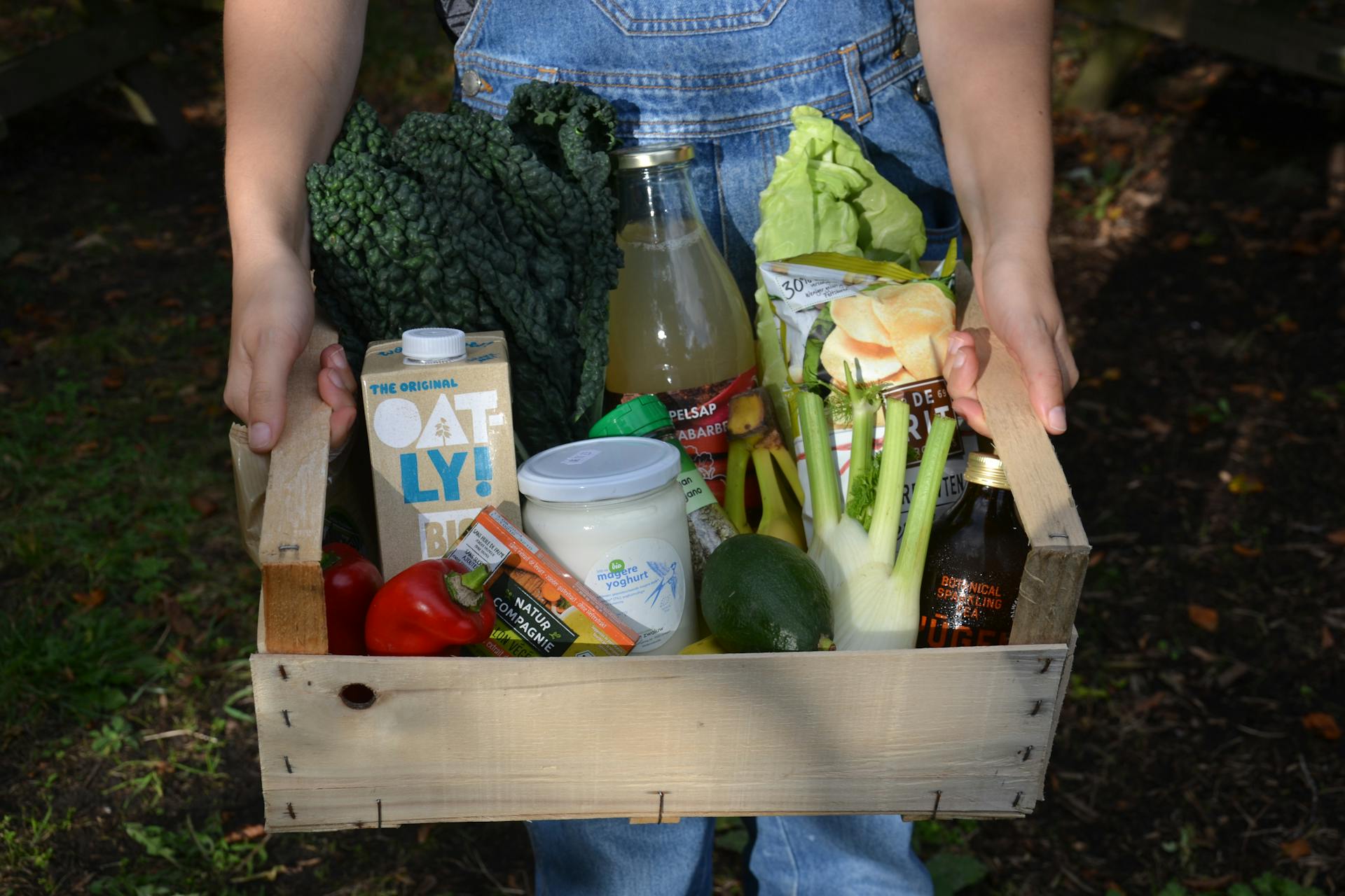 Foto van iemand met een webshopbestelling van De Wassende Maan in een kratje