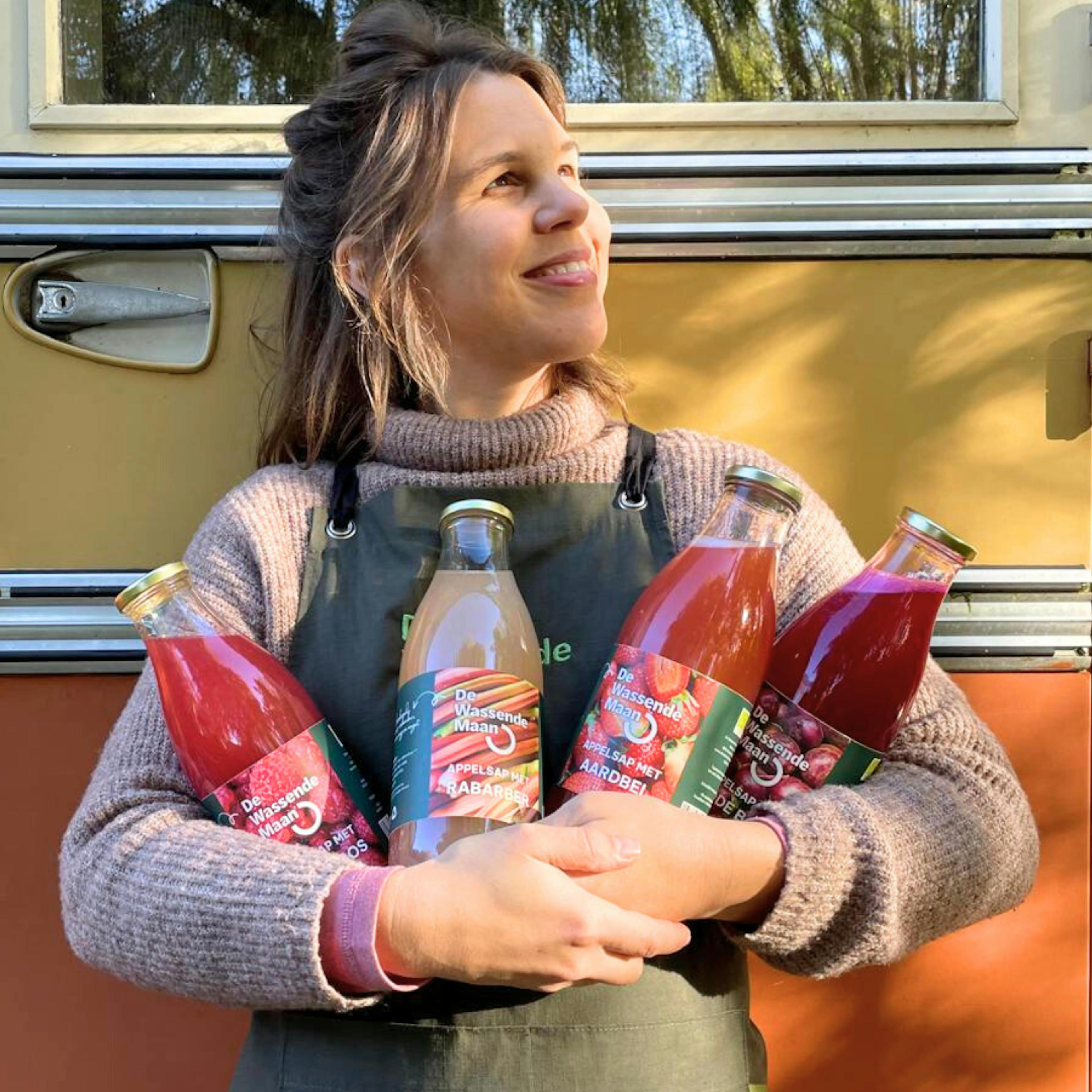 Foto van vrouw met sappen van De Wassende Maan