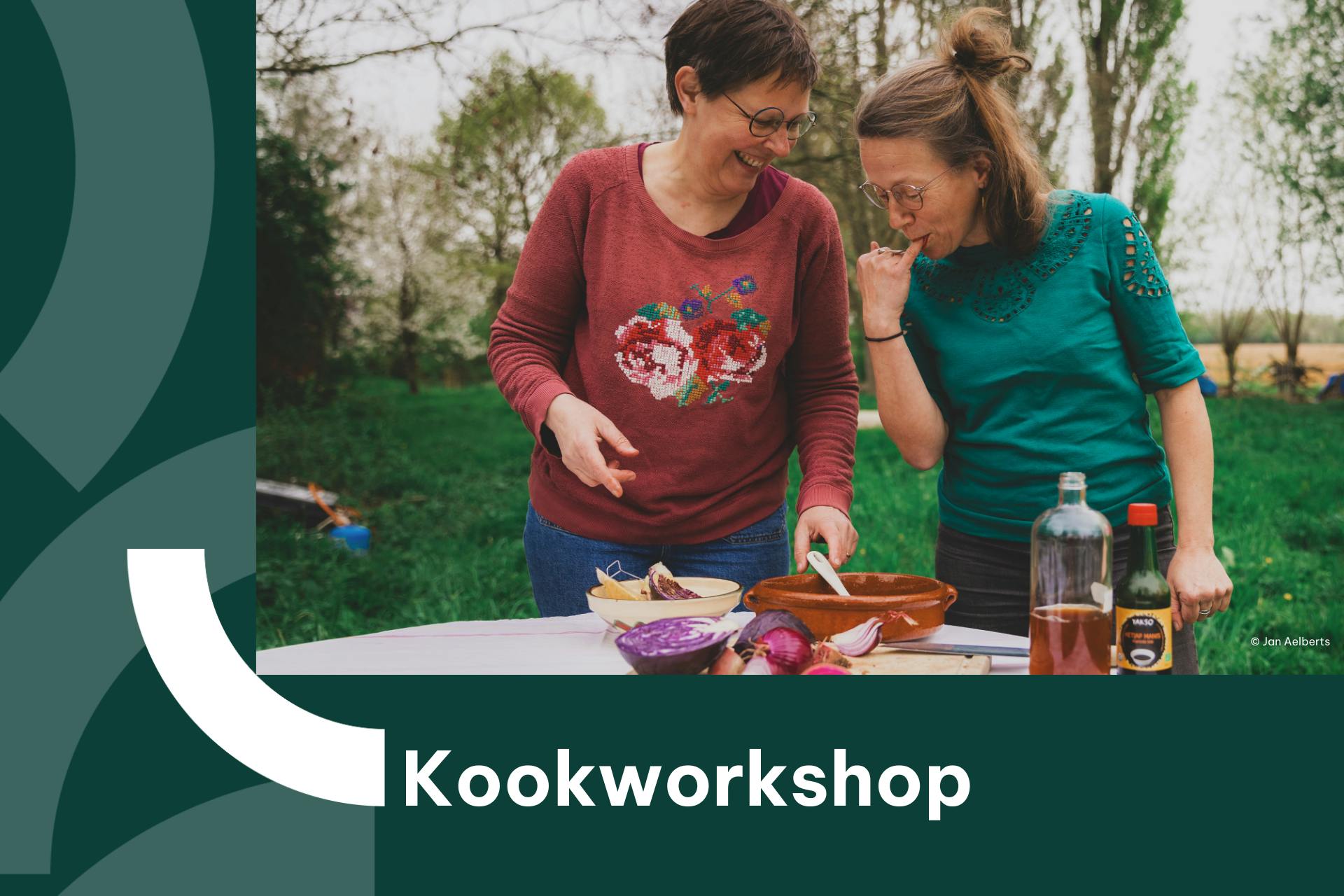 Banner met foto van Lieve Ferdinande, De Plantenkok, en deelnemer tijdens een kookworkshop in openlucht