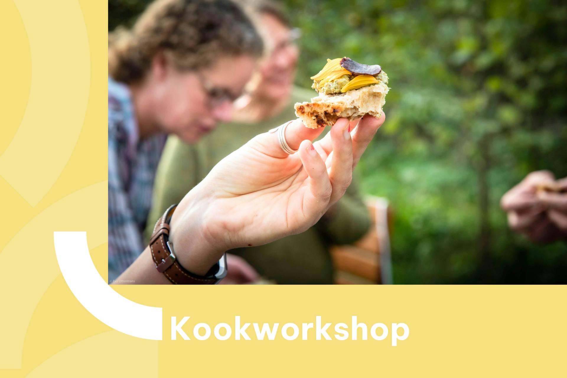 Banner met foto van kookworkshop waarbij brood met dips geproefd word