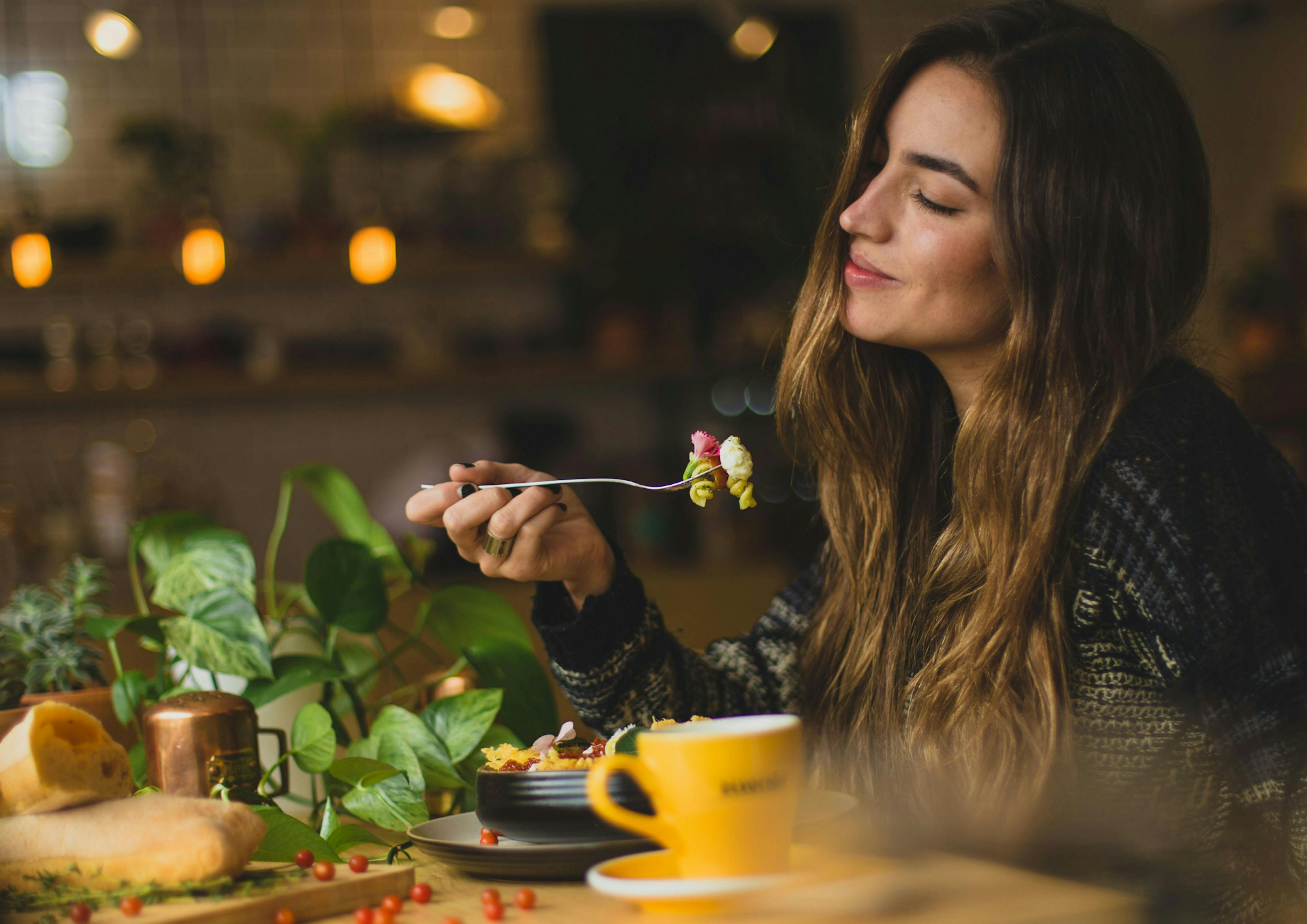 Foto van vrouw die eten proeft met smaak