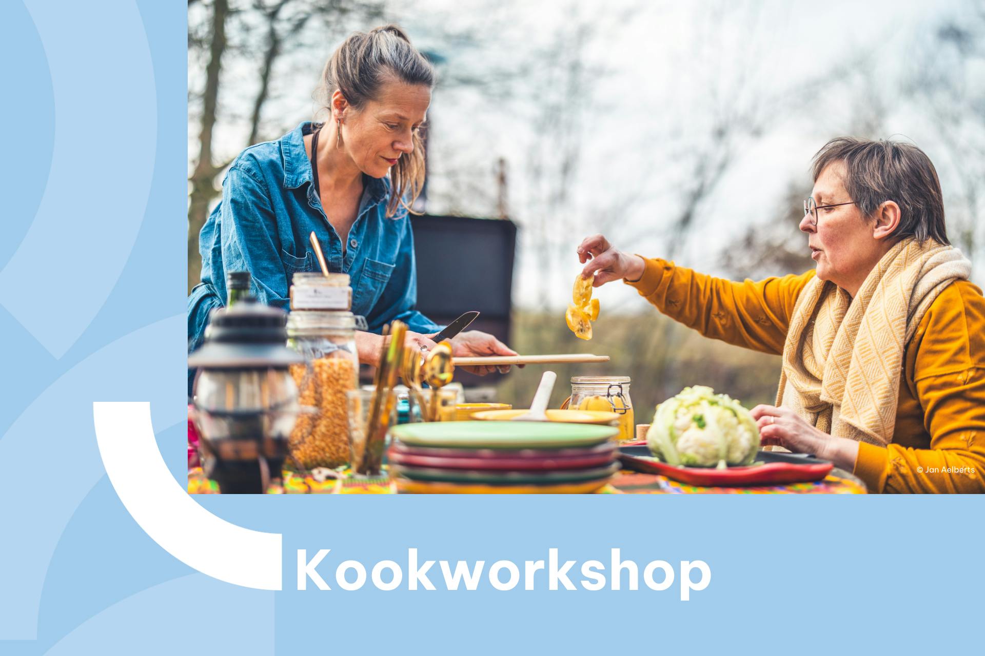 Banner met foto van Lieve Ferdinande, De Plantenkok, tijdens een kookworkshop in openlucht