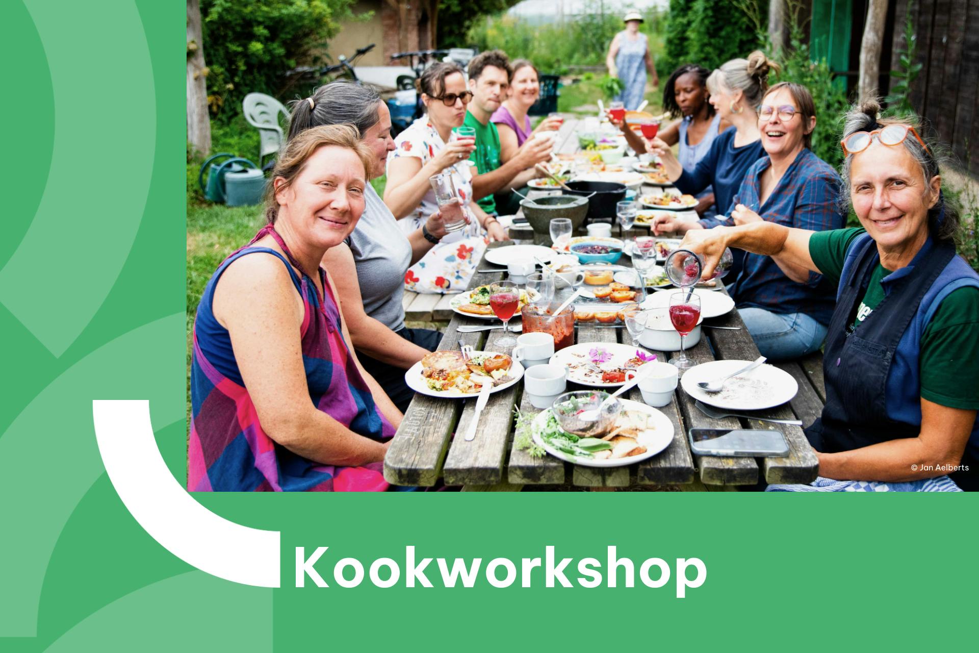 Banner met foto van Lieve Ferdinande, De Plantenkok, en deelnemers tijdens een kookworkshop in openlucht