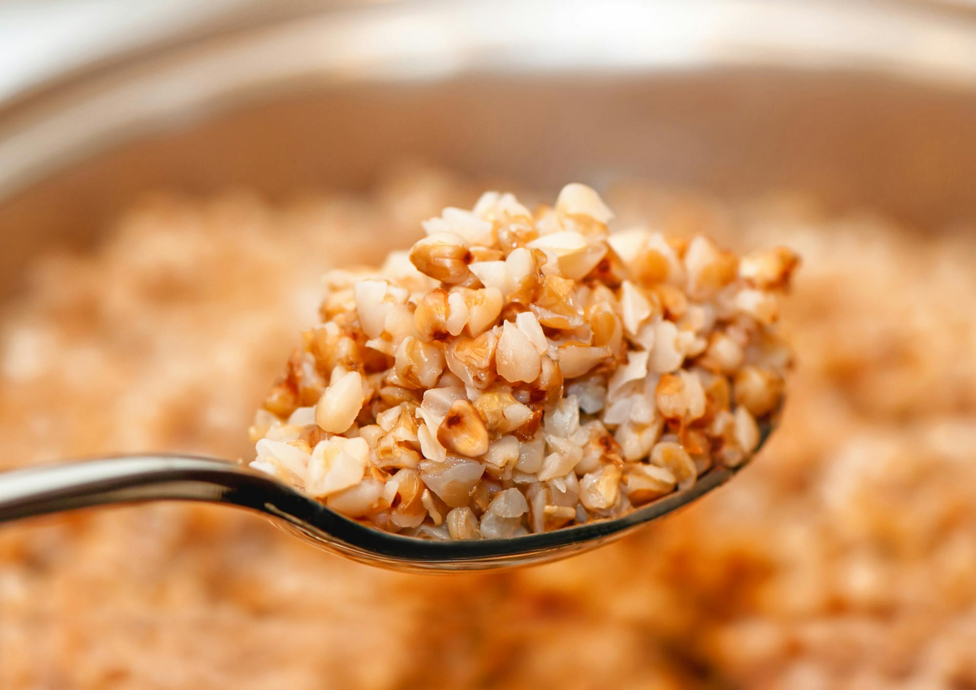 Foto van een lepel gekookte granen