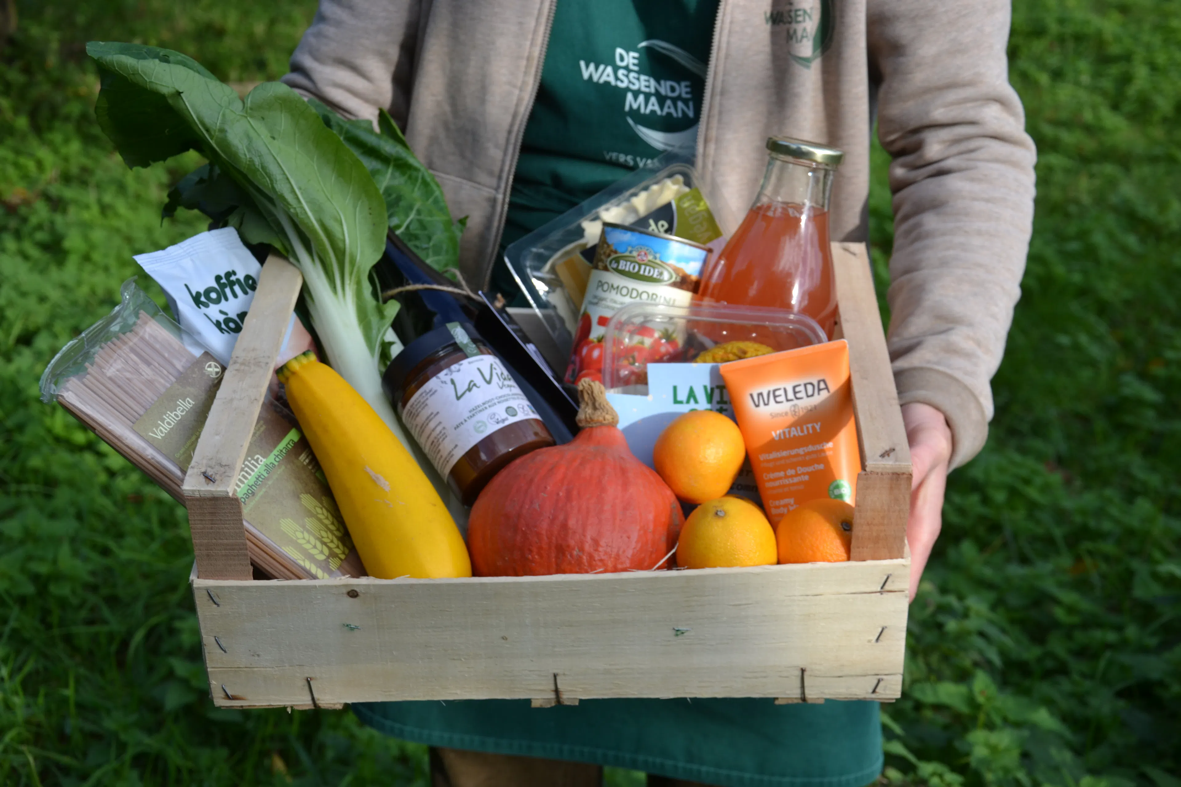 Foto van iemand die een webshop bestelling van De Wassende Maan in haar handen houdt