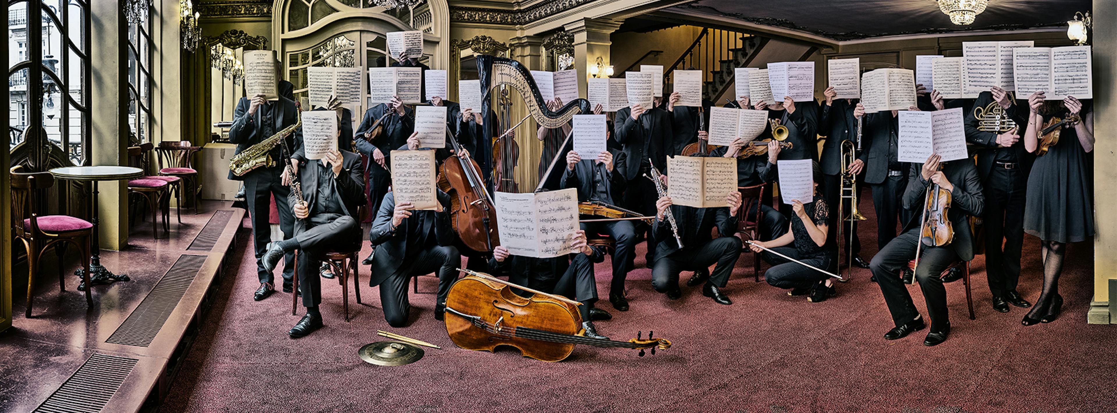 Orchestre caché derrière les partitions