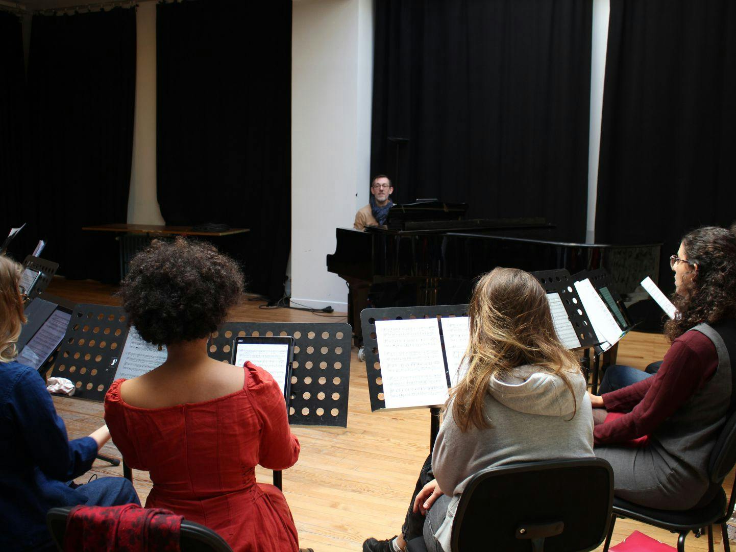 Jeunes qui jouent d'un instrument