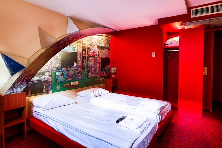The Bulldog Hotel bedroom