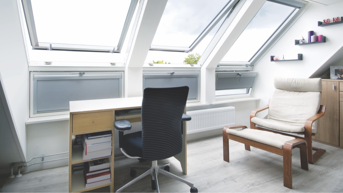 Schreibtisch unter der Dachschräge