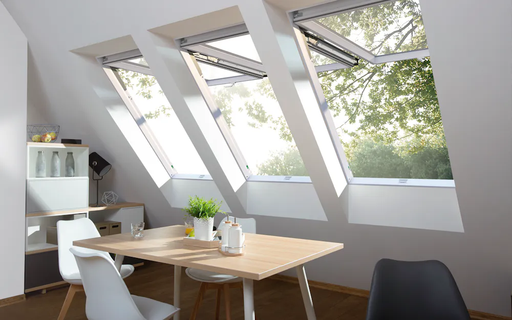 Drei geöffnete FAKRO Dachfenster in einer modernen Küche Drei geöffnete FAKRO Dachfenster in einer modernen Küche