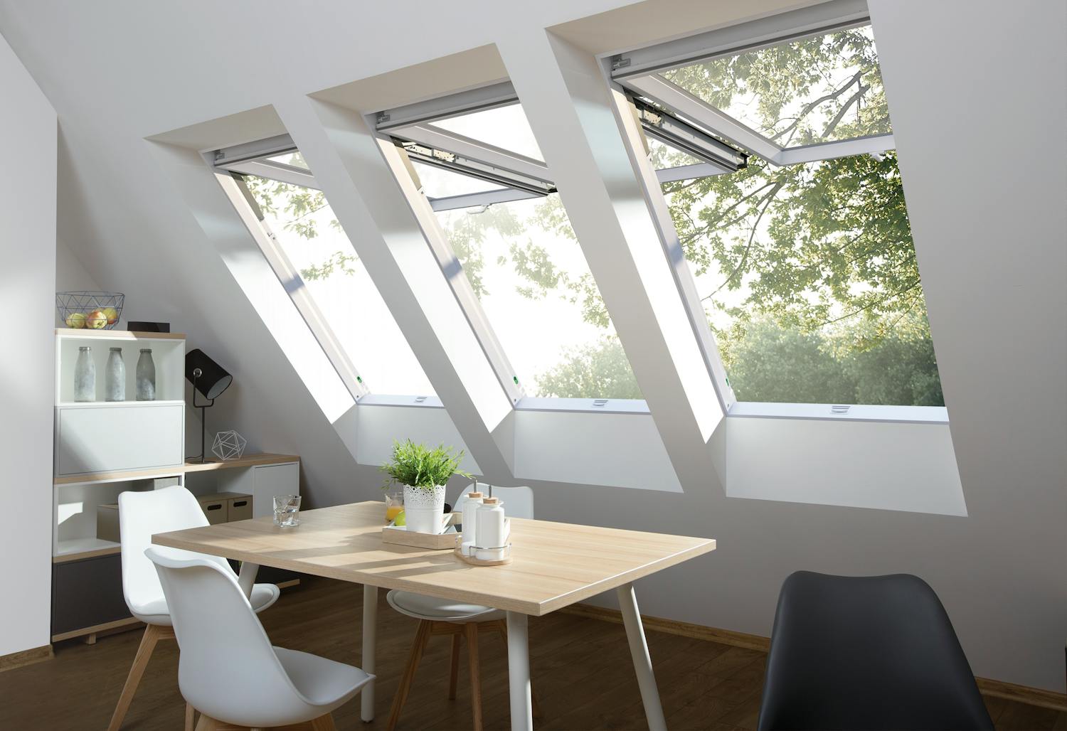 FAKRO Klapp-Schwingfenster in einem modernen Essbereich