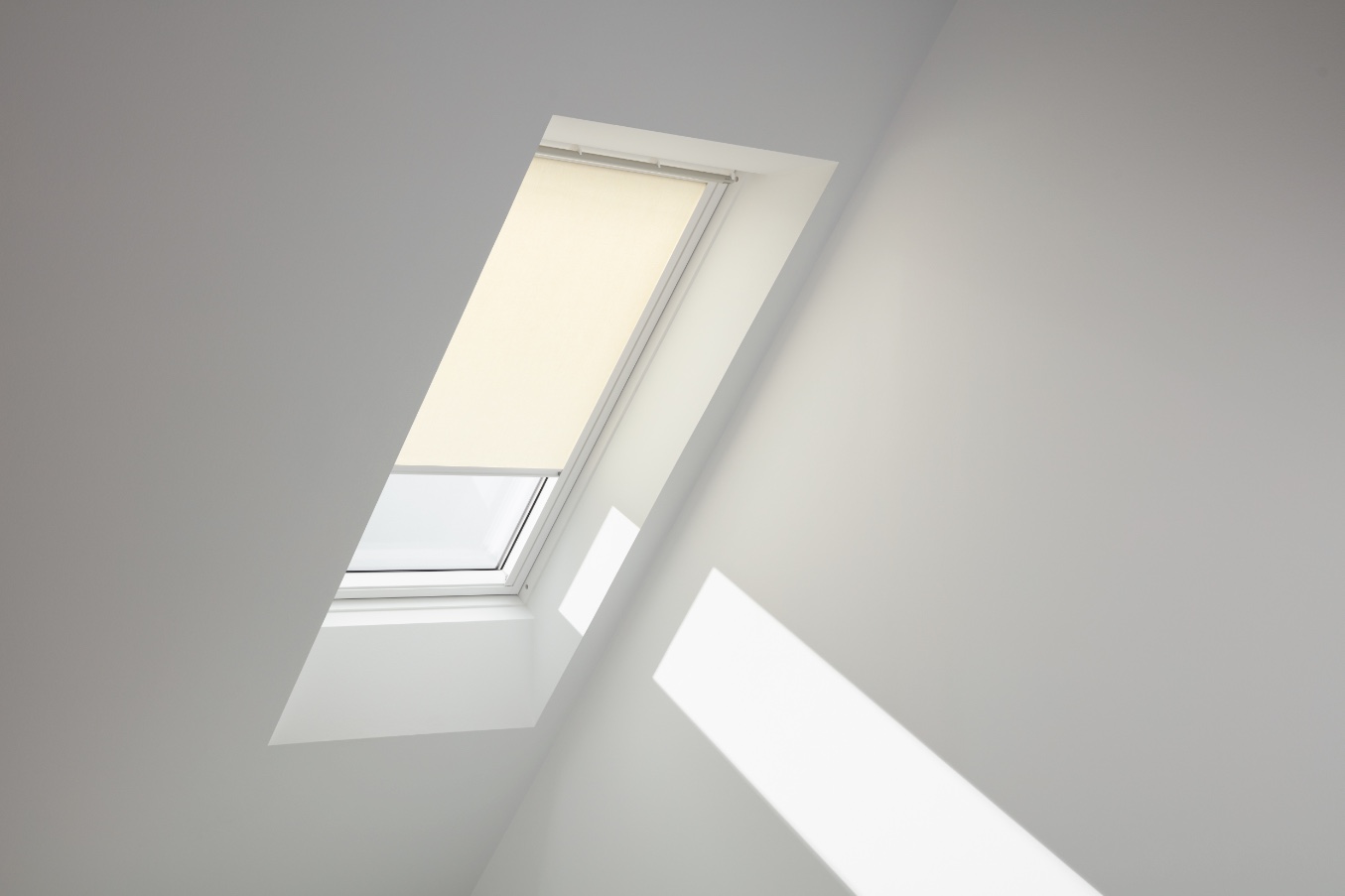 Velux Innenrollo in Gelb