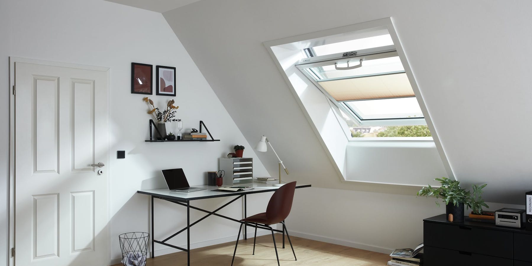 Roto Dachfenster in einem Büro mit Schreibtisch Roto Dachfenster in einem Büro mit Schreibtisch