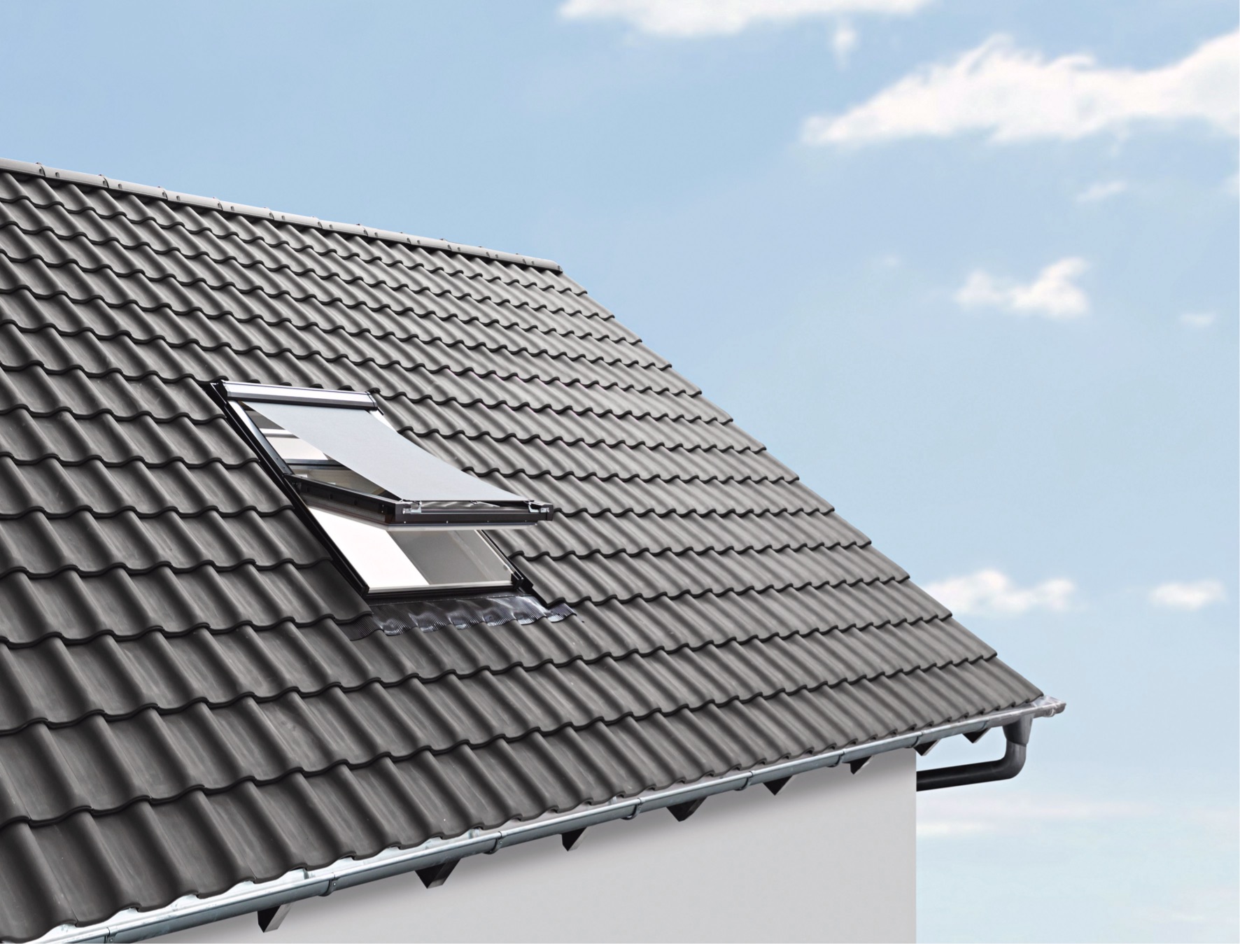 Geöffnetes Roto Dachfenster in schwarzem Ziegeldach