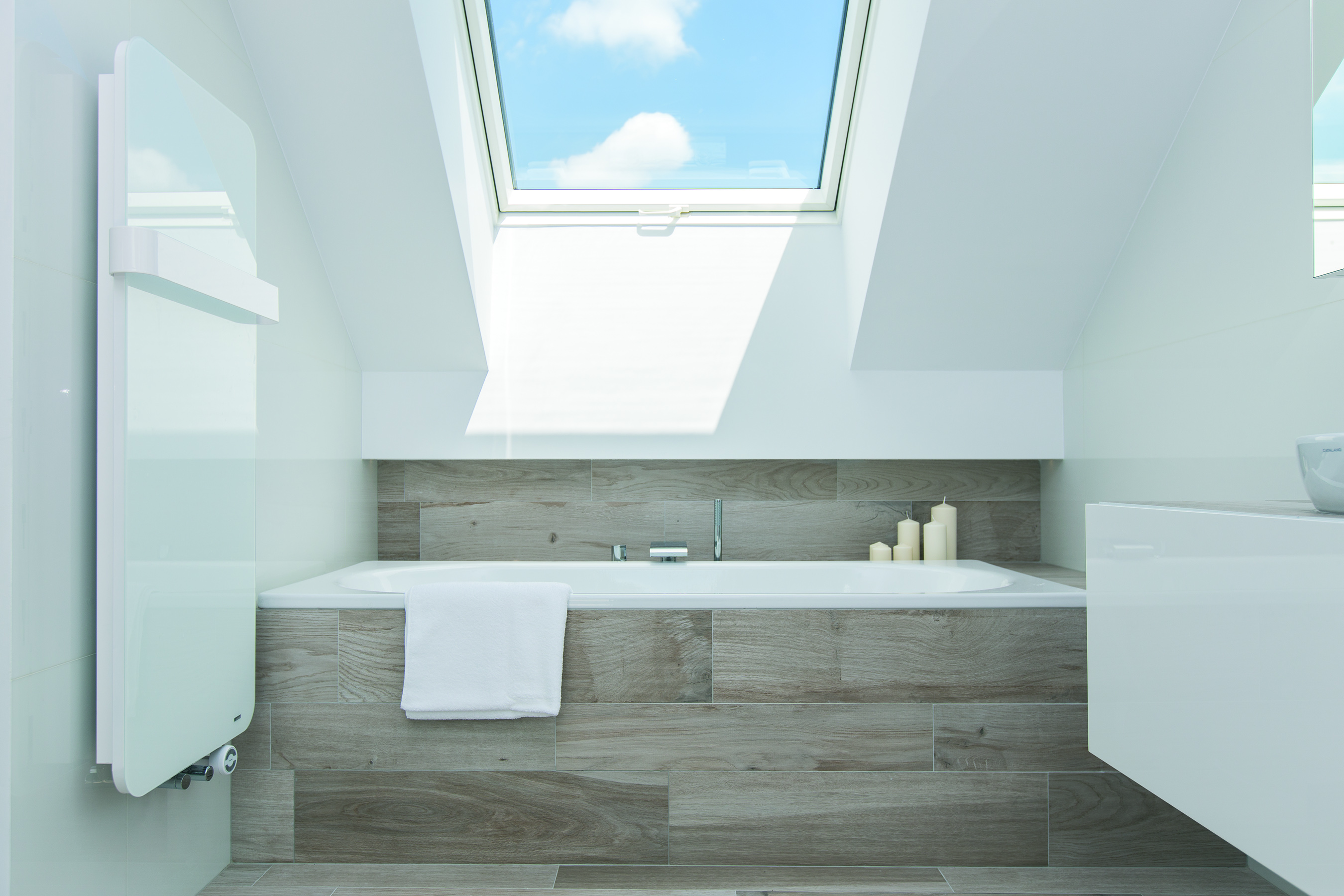 Schwingfenster im hellen Badezimmer