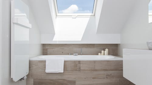 Dachfenster über der Badewanne Dachfenster über der Badewanne