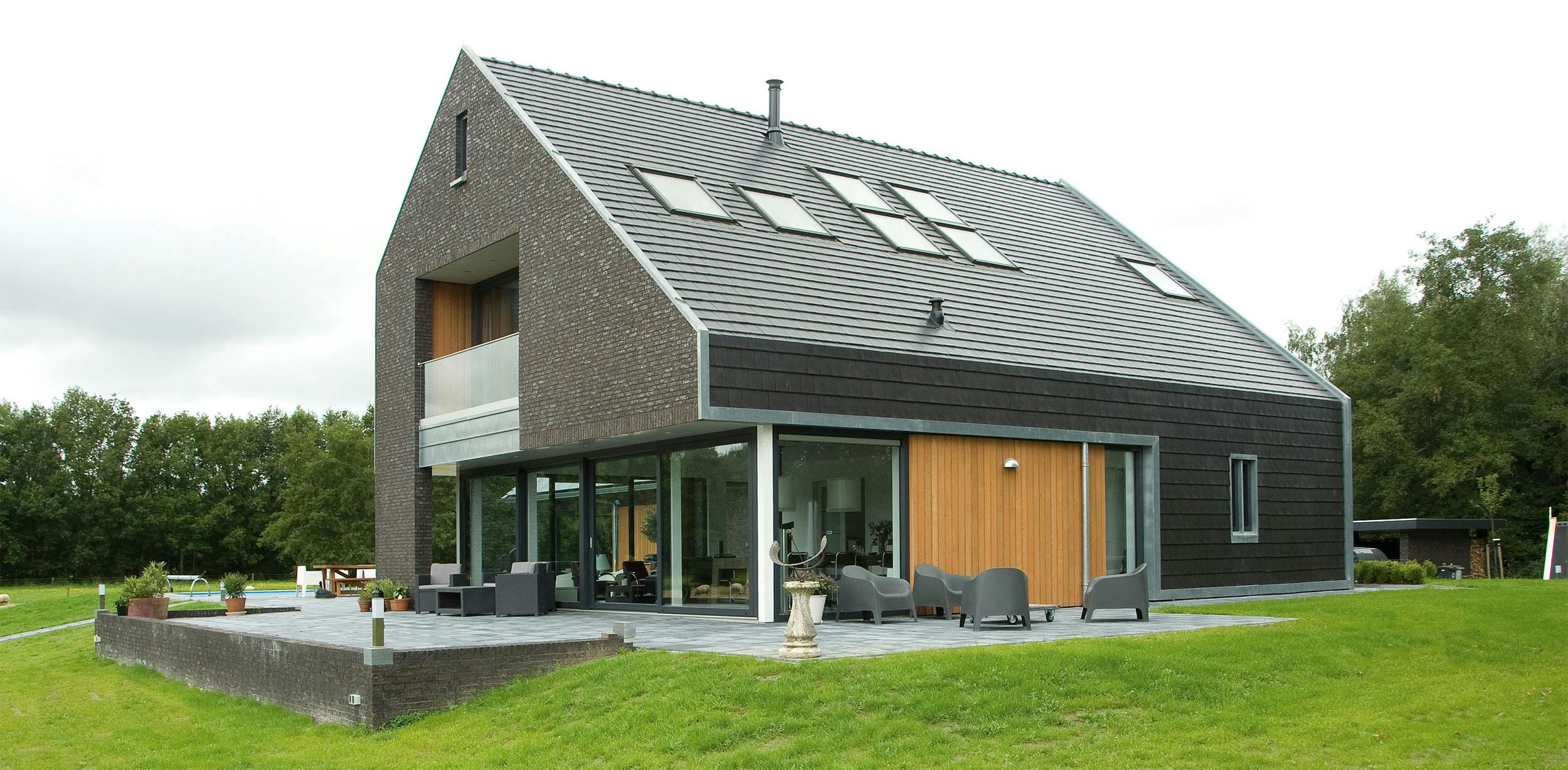 Modernes Einfamilienhaus mit mehrfach eingebauten Dachfenstern – ideal für energieeffizienten Austausch mit 15 % BAFA-Förderung.