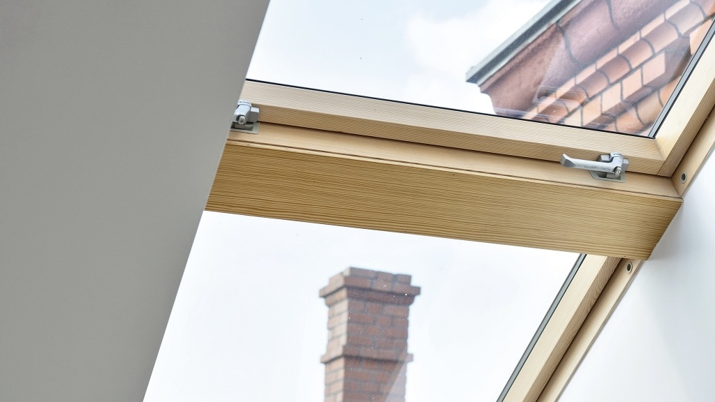 Verschiedene Fenstergriffe an Dachfenstern