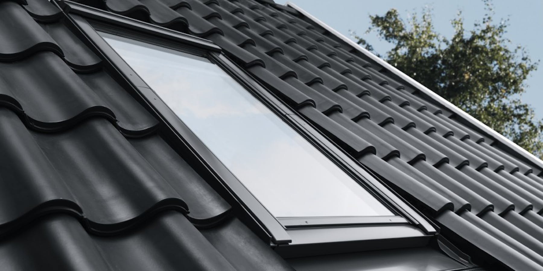 Velux Dachfenster in schwarzem Ziegeldach Velux Dachfenster in schwarzem Ziegeldach
