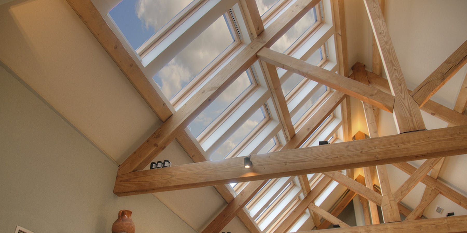 Dachgeschoss mit Holzbalken und Dachfenstern mit Festverglasung Dachgeschoss mit Holzbalken und Dachfenstern mit Festverglasung