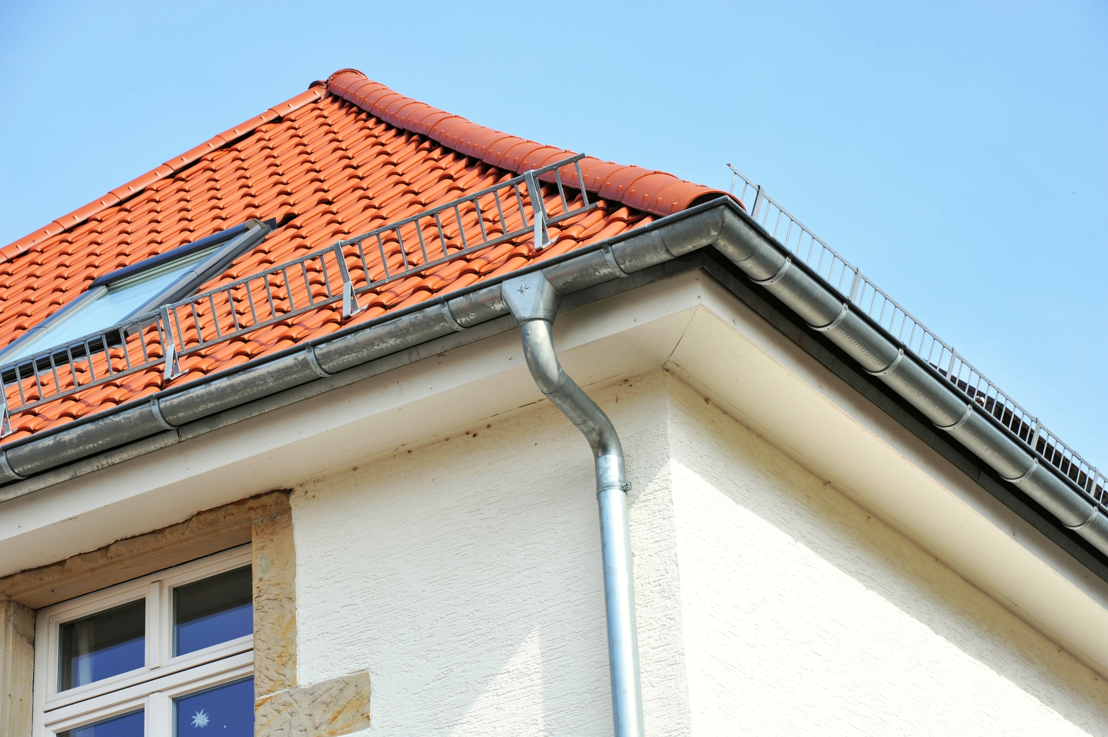 Wie reinige ich den Wasserablauf meines Dachfensters