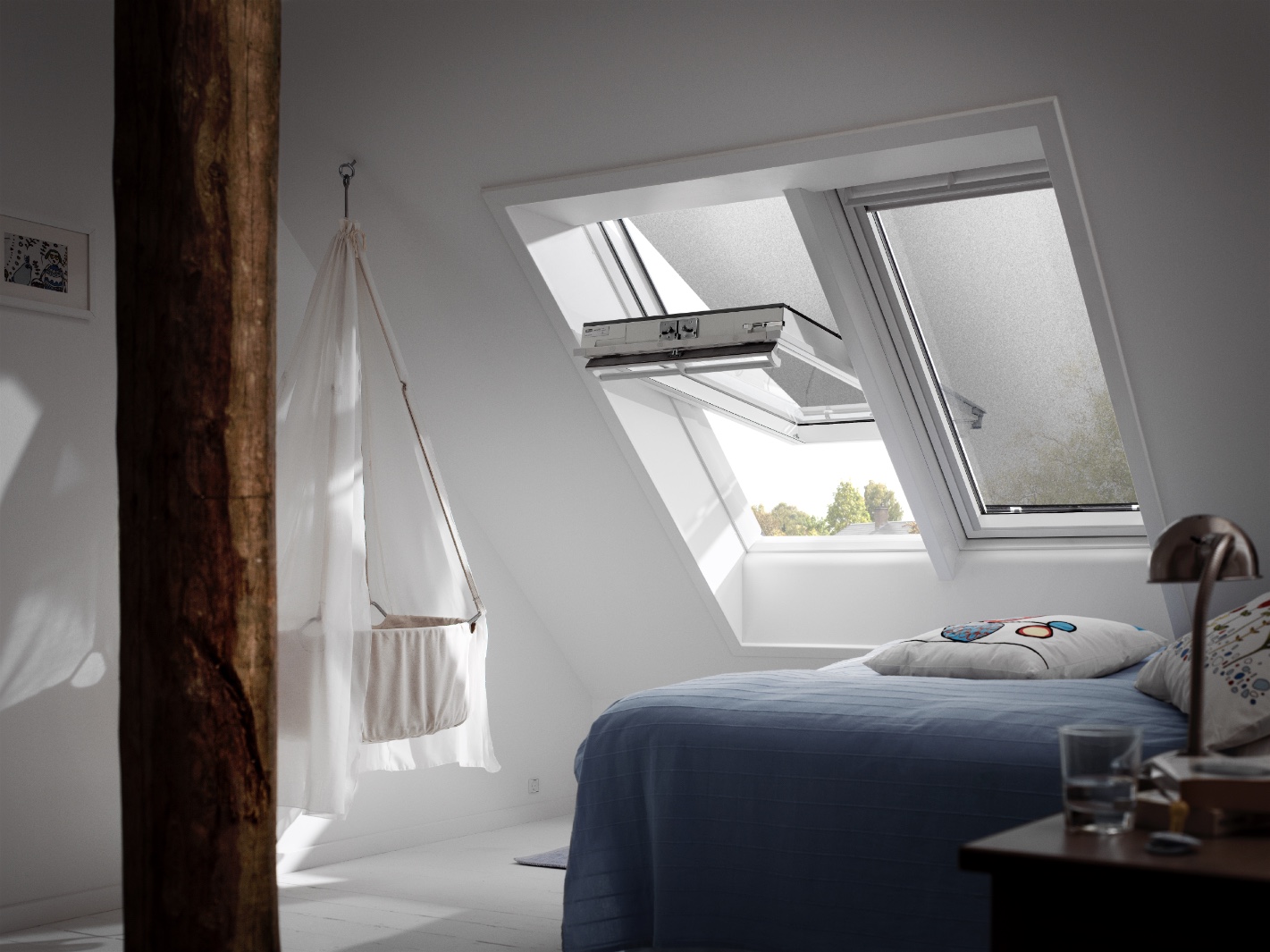 Gekipptes Velux Dachfenster in einem modernen Schlafzimmer
