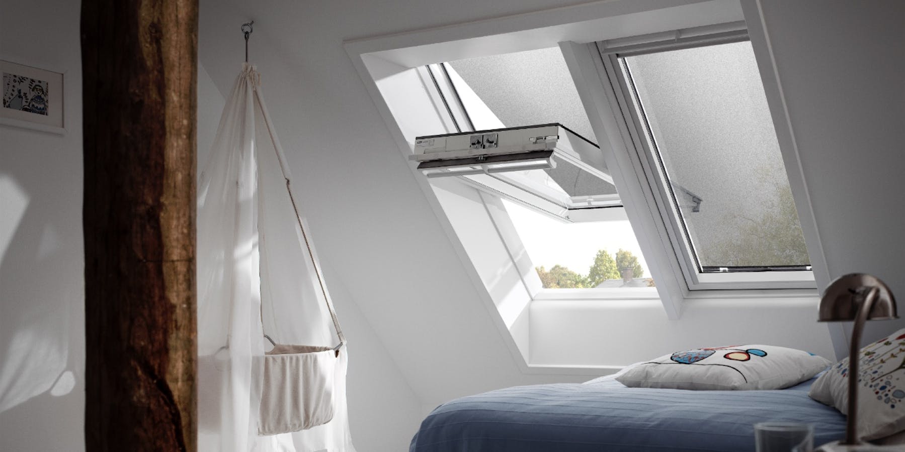 Gekipptes Velux Dachfenster in einem modernen Schlafzimmer Gekipptes Velux Dachfenster in einem modernen Schlafzimmer