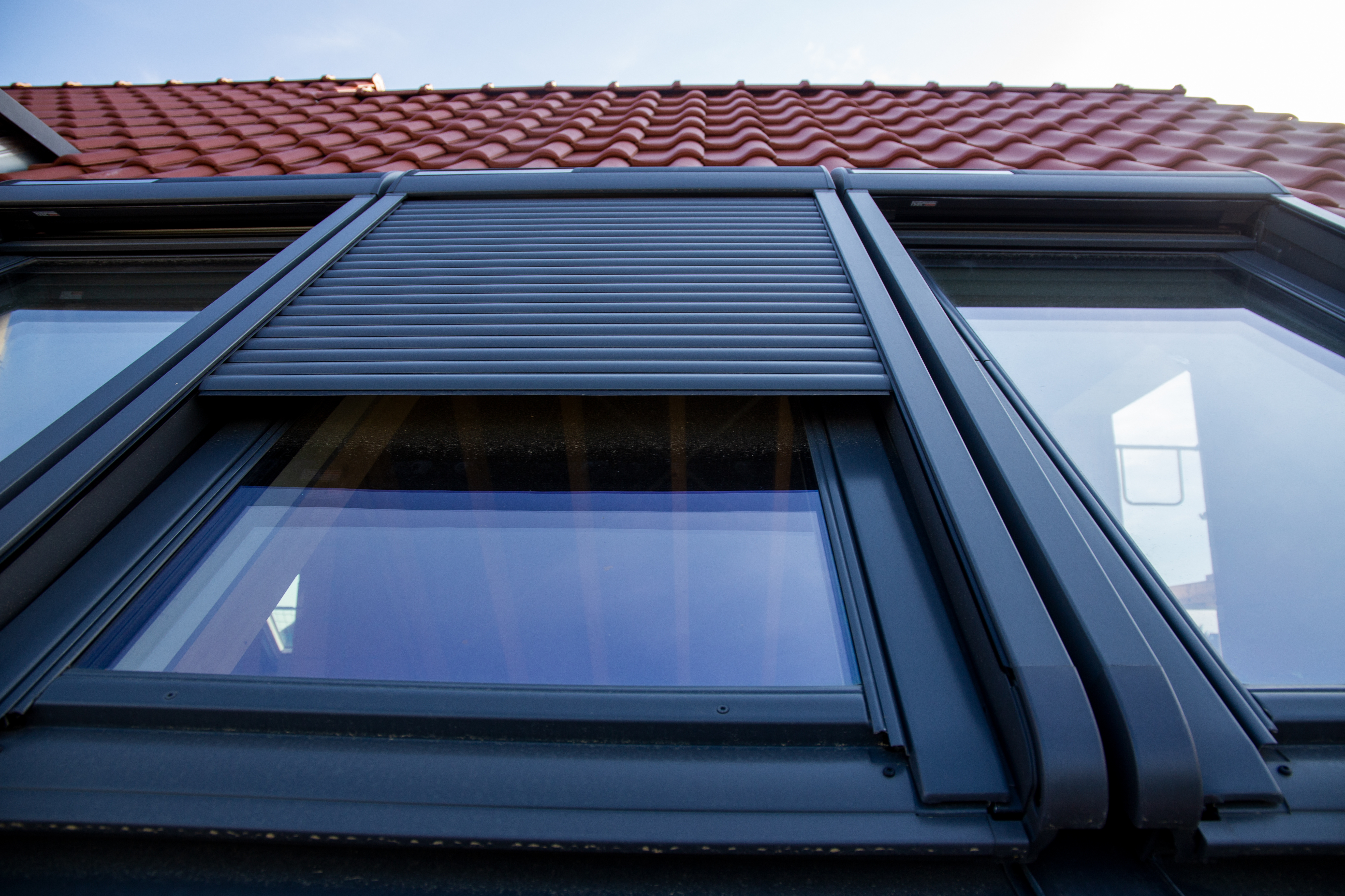 Velux Dachfenster mit blockiertem Außenrollladen – Rollladen klemmt halb geöffnet