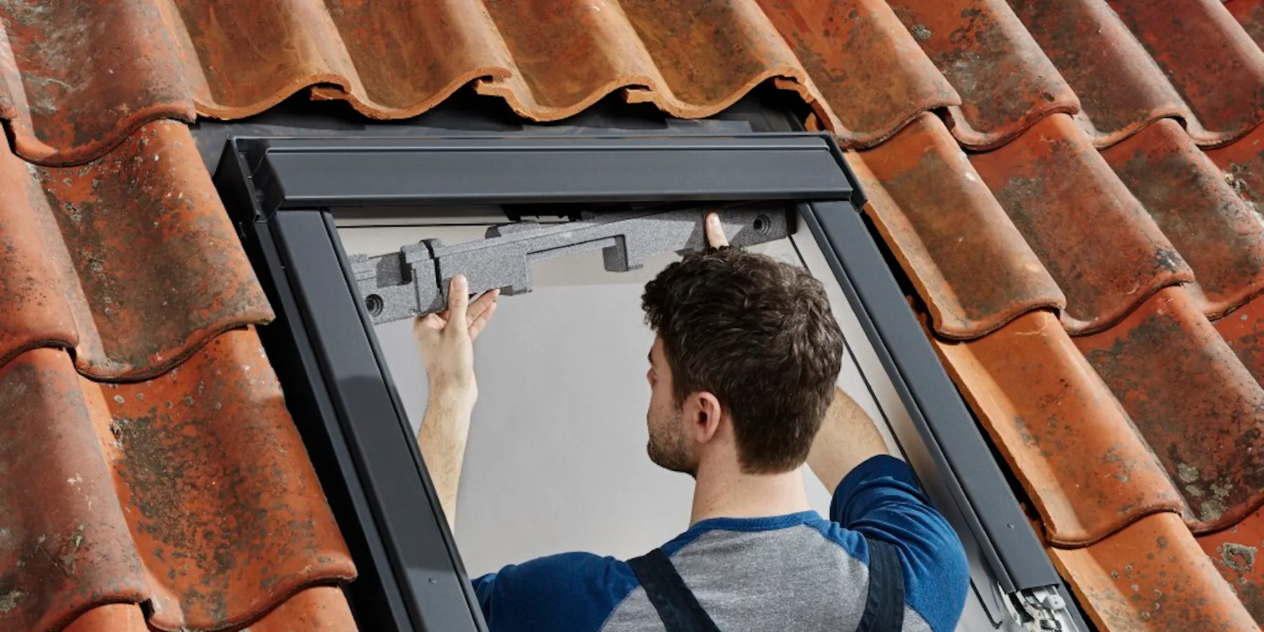 https://images.prismic.io/lich-webpage/455d3077-534b-4d16-9491-08a1e36ca3d1_Putzstellung+Velux+Dachfenster+-+Velux+Kundendienst.jpg?auto=format%2Ccompress&rect=0%2C121%2C1024%2C512&w=1800&h=900