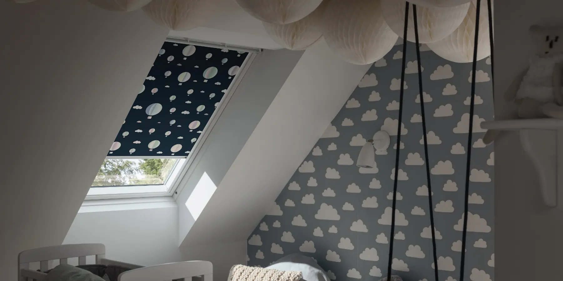 Velux Verdunkelungsrollo mit Motiv in einem Kinderzimmer Velux Verdunkelungsrollo mit Motiv in einem Kinderzimmer