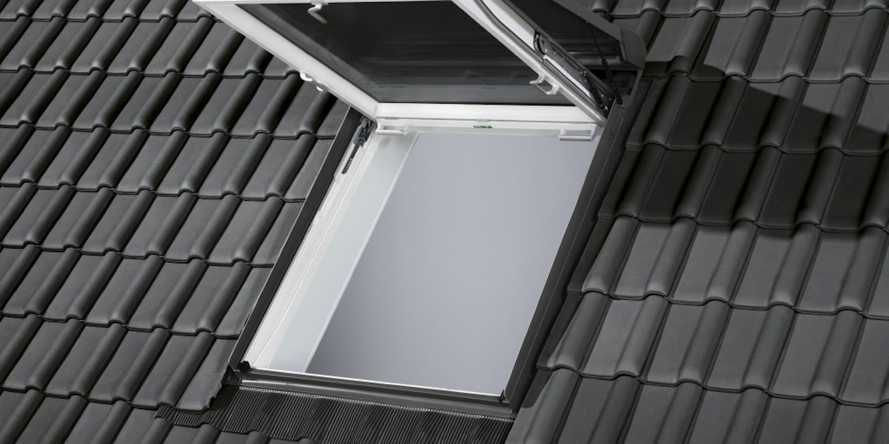 Geöffnetes Velux Dachfenster in schwarzem Ziegeldach Geöffnetes Velux Dachfenster in schwarzem Ziegeldach
