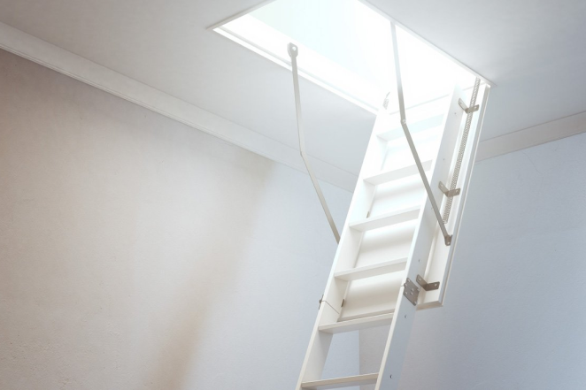 Dachbodentreppe in weiß