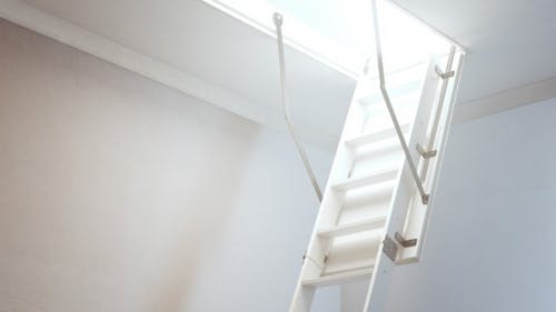 Dachbodentreppe in weiß Dachbodentreppe in weiß
