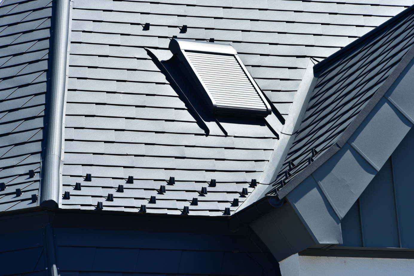 Velux Dachfenster mit Aufkeilrahmen in schwarzem Schieferdach