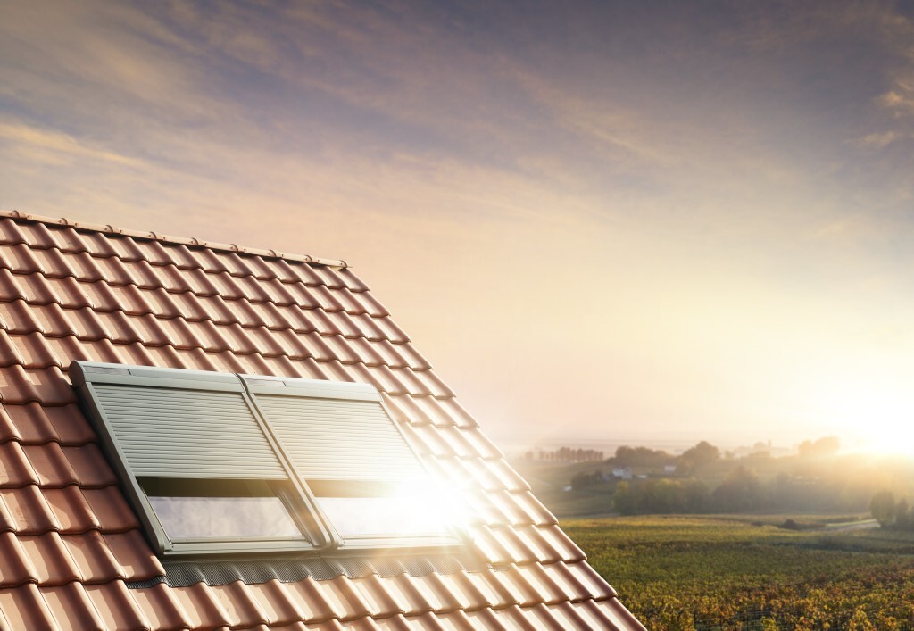 Sonne strahlt auf Dachfenster in ländlicher Umgebung