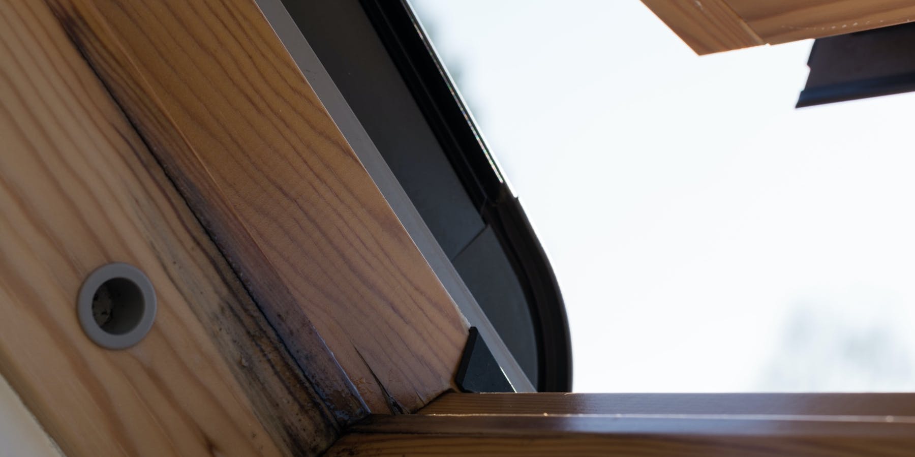 Schimmel am Holzrahmen eines Dachfensters Schimmel am Holzrahmen eines Dachfensters