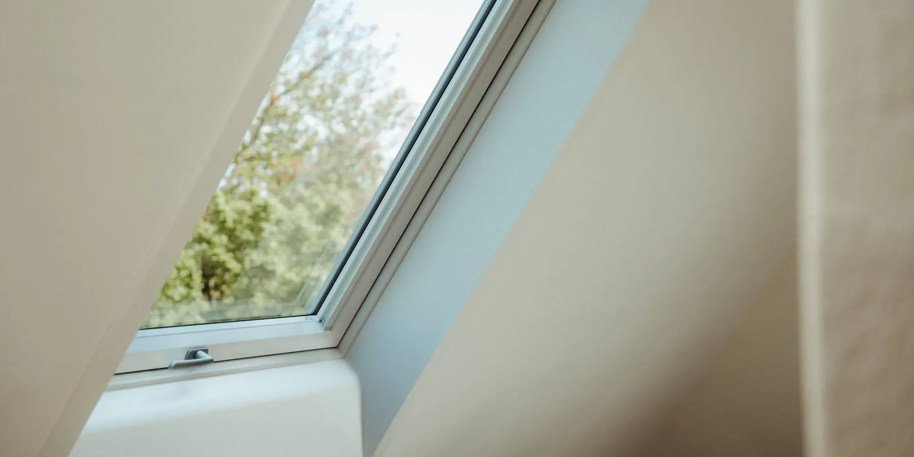 https://images.prismic.io/lich-webpage/6Der1a4A2lOJFSu__roto-dachfenster-weisse-wand.jpg?auto=format%2Ccompress&rect=0%2C394%2C2399%2C1200&w=1800&h=900