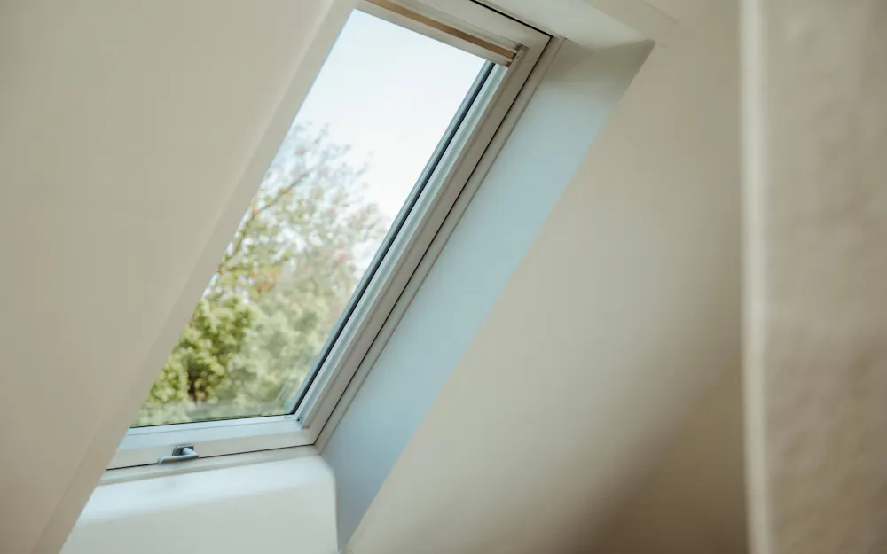 Roto Dachfenster in einer weißen Wand Roto Dachfenster in einer weißen Wand
