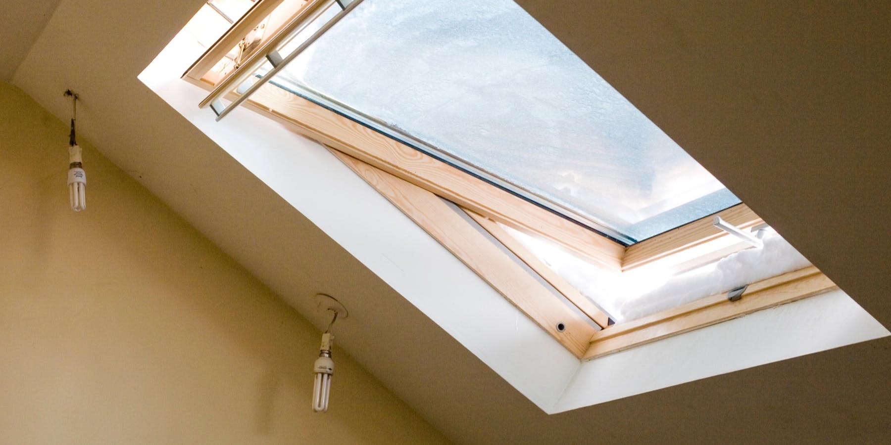 Geöffnetes Velux Schwingfenster in der Dachschräge Geöffnetes Velux Schwingfenster in der Dachschräge