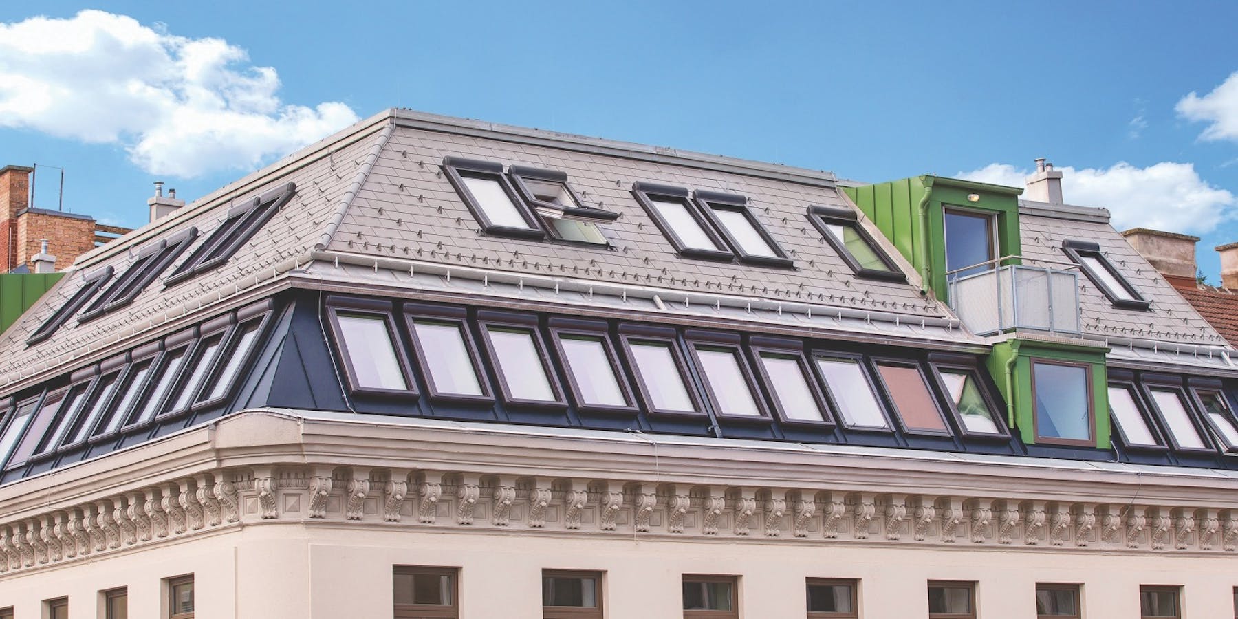 Mehrere moderne Dachfenster in einem Schrägdach mit Lärmschutzverglasung – effektiver Lärmschutz für Dachfenster in urbaner Umgebung. Mehrere moderne Dachfenster in einem Schrägdach mit Lärmschutzverglasung – effektiver Lärmschutz für Dachfenster in urbaner Umgebung.