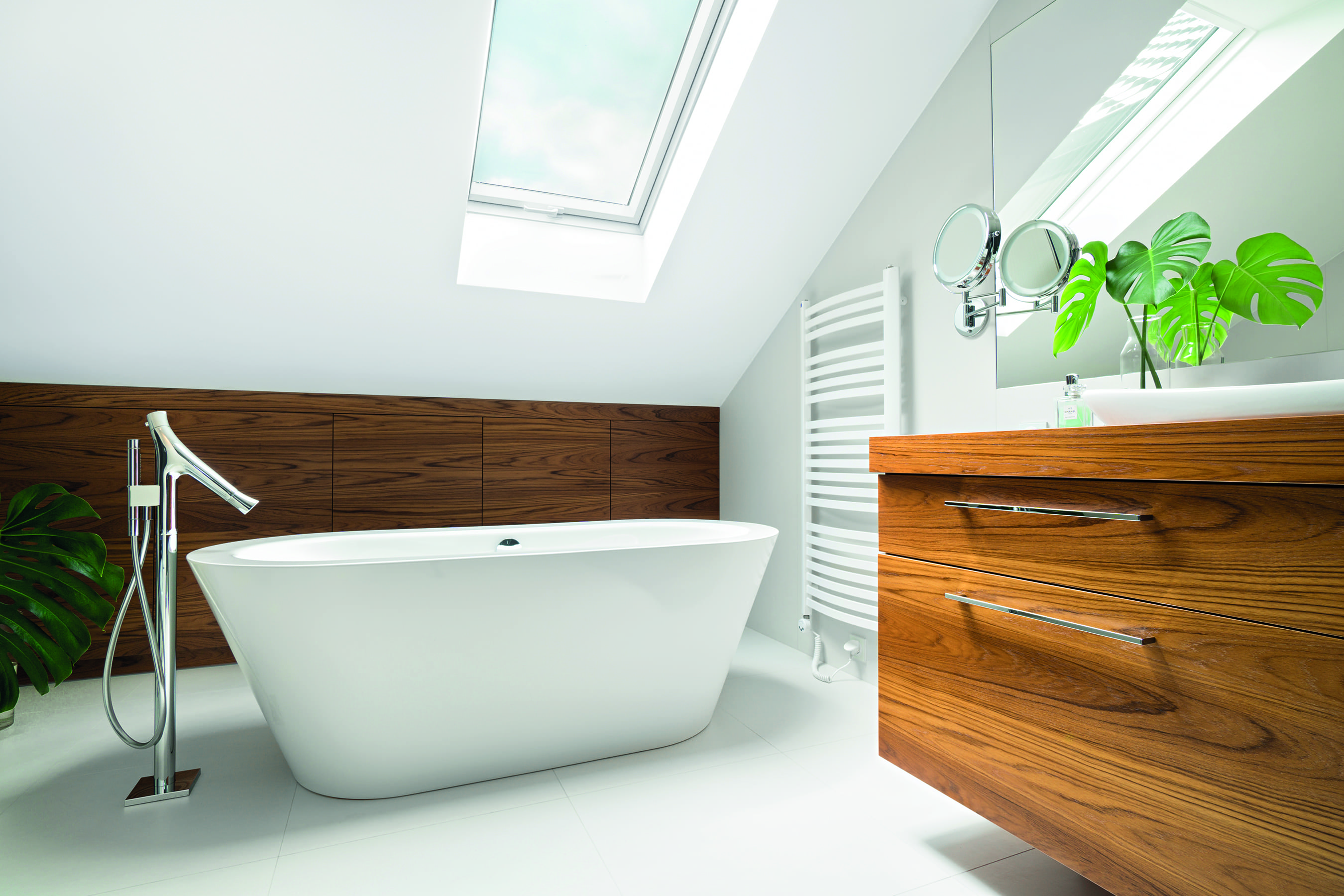 Schwingfenster im Bad mit Holzpotik