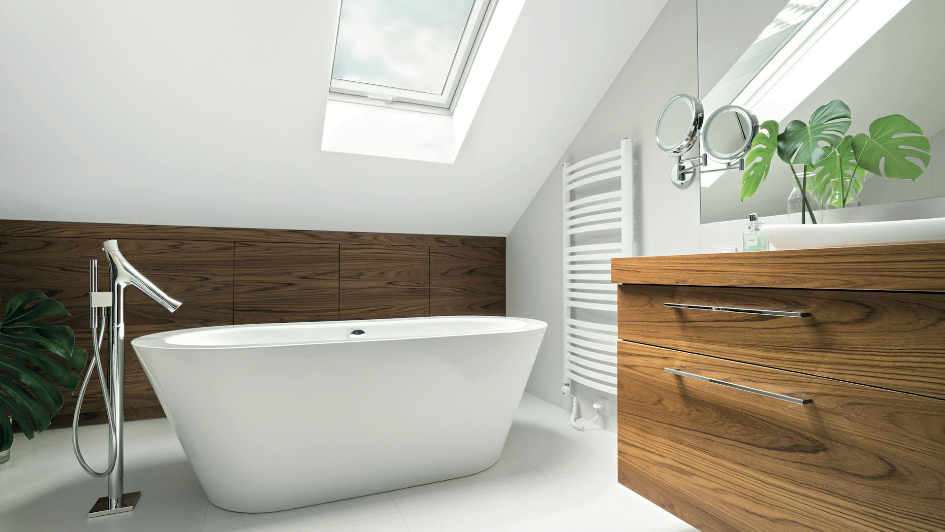 Dachfenster im Bad mit Holzpotik Dachfenster im Bad mit Holzpotik