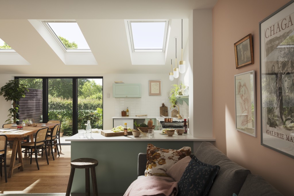 Velux Dachfenster in einem offenen Küchen- und Wohnbereich