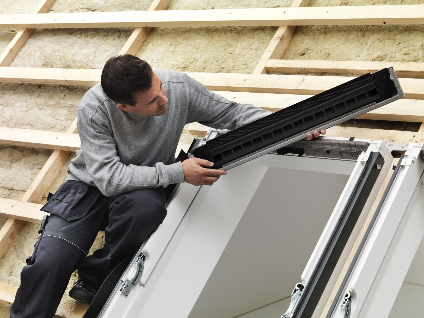 Dachdecker tauscht das Dachfenster mit einem Komplett Set aus